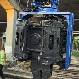 Martillo de pilotes con agarre lateral de alta velocidad: elevación de pilotes de 10 m/min y tanque de combustible grande de 150 litros